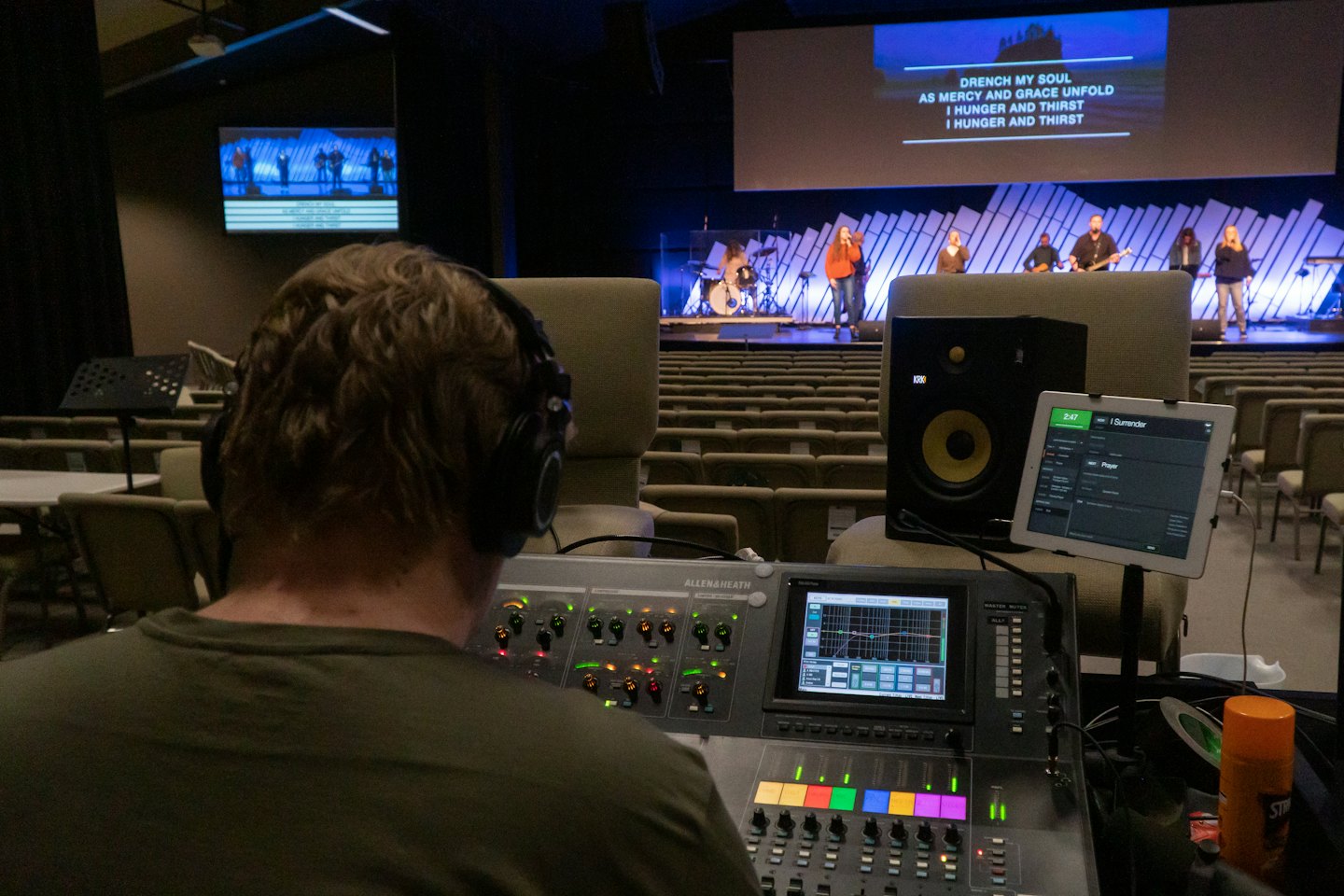 Technicien du son manipulant une console de mixage lors d'un concert.